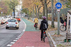 grün und rot markierter Radfahrstreifen mit Radfahrenden