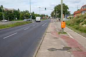 Radweg und Autoverkehr auf Gülzower Straße