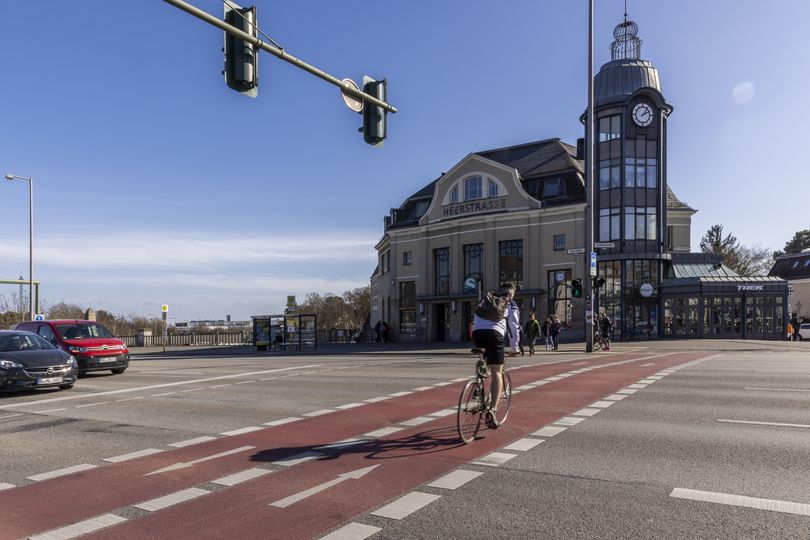 Fahrradfahrer auf der Kreuzung vor dem S-Bahnhof Heerstraße