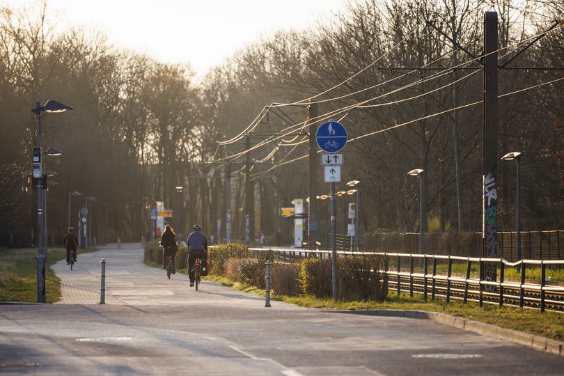Fahrradfahrer auf einem gemeinsamen Fuß- und Radweg in Berlin-Lichtenberg