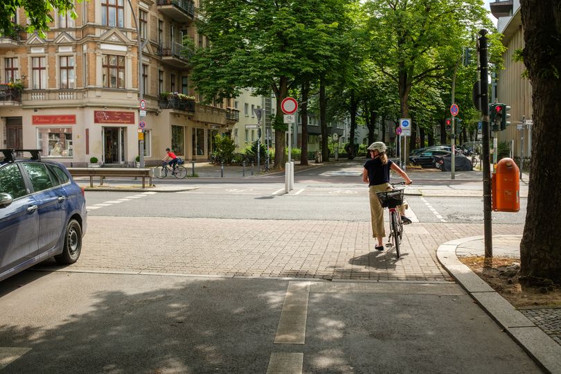 Radfahrerin wartet an Ampel Handjerystraße