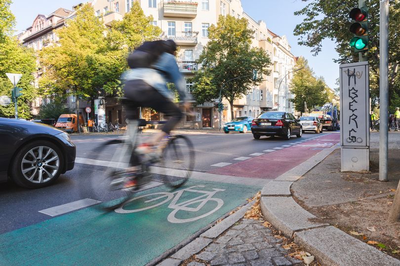 Radfahrer fährt auf markiertem Radfahrstreifen in Katzbachstraße