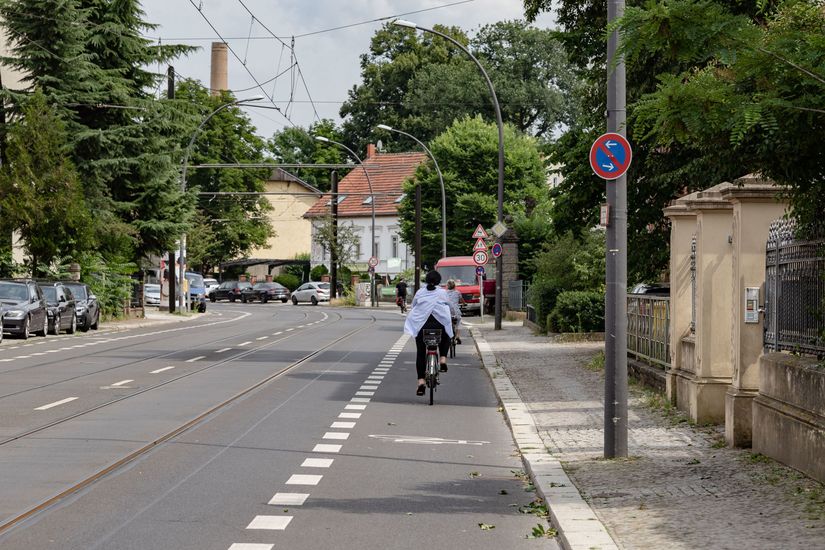 Radfahrende auf Fahrradschutzstreifen Müggelseedamm