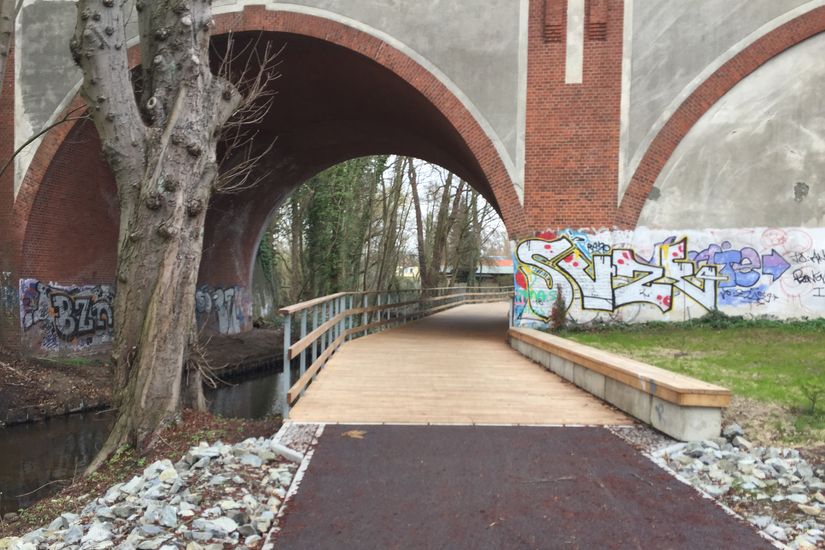 Neuer gemeinsamer Geh- und Radweg entlang Wasser Tegeler Fließ