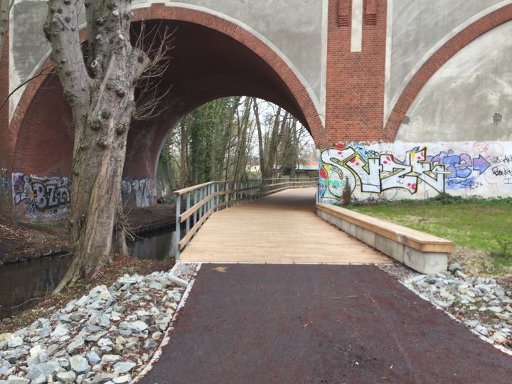 Neuer gemeinsamer Geh- und Radweg entlang Wasser Tegeler Fließ