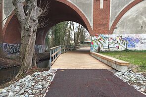 Neuer gemeinsamer Geh- und Radweg entlang Wasser Tegeler Fließ