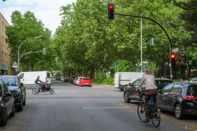 Radfahrende an Ampel in der Alexandrinenstraße