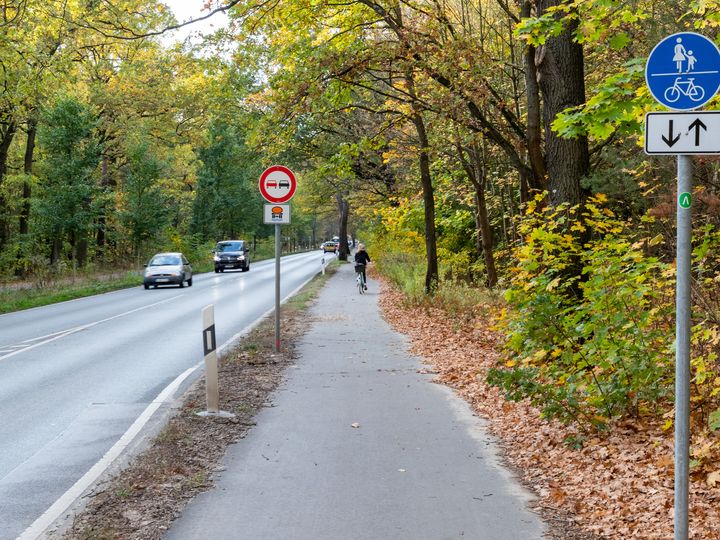 Radweg und Gehweg entlang Fürstenwalder Straße