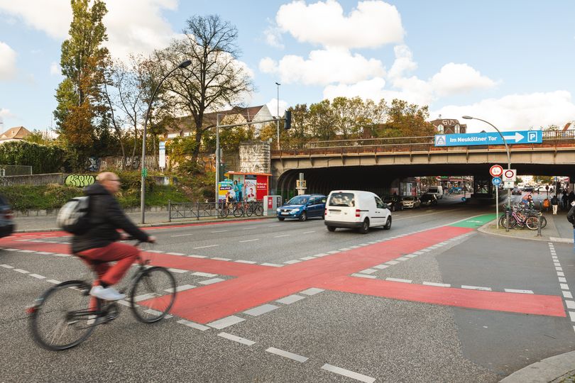 Rot markierte Kreuzung Karl-Marx-Straße