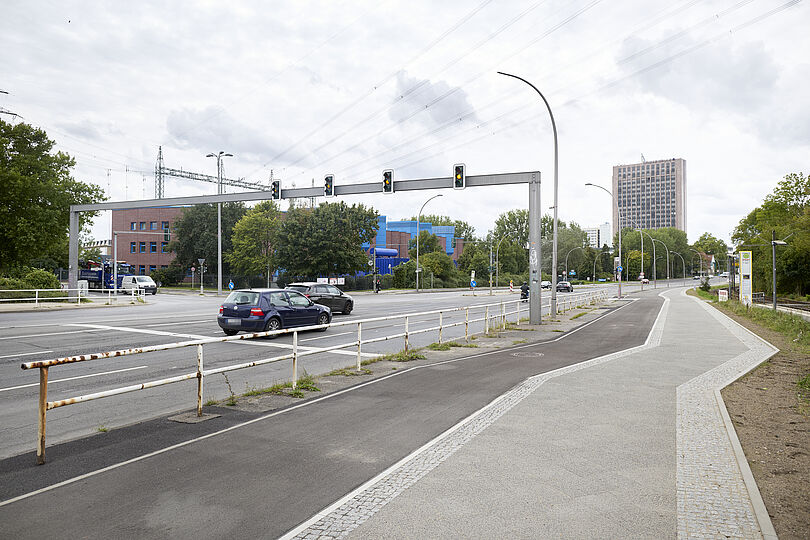 Asphaltierter Hochbordradweg