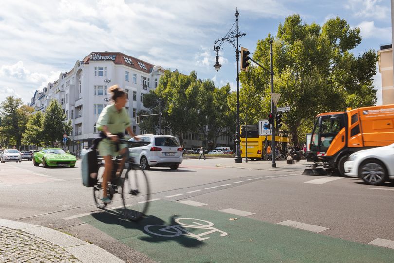 Radfahrerin auf grün markiertem Radfahrstreifen Joachim-Friedrich-Straße