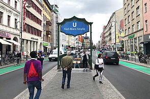 Grün markierter Radfahrstreifen auf Karl-Marx-Straße Höhe U-Bahn-Station