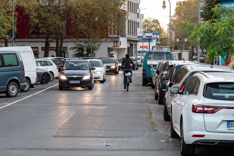 Autos und Radfahrer auf einer Straße