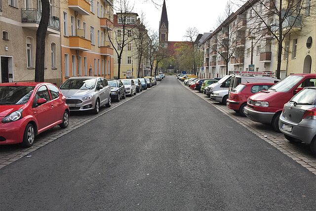 Asphaltierte Fanningerstraße als Ergänzungsroute in Berlin Lichtenberg