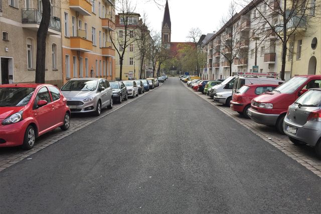 Asphaltierte Fanningerstraße als Ergänzungsroute in Berlin Lichtenberg