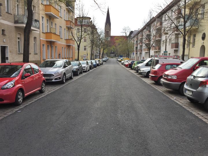 Asphaltierte Fanningerstraße als Ergänzungsroute in Berlin Lichtenberg