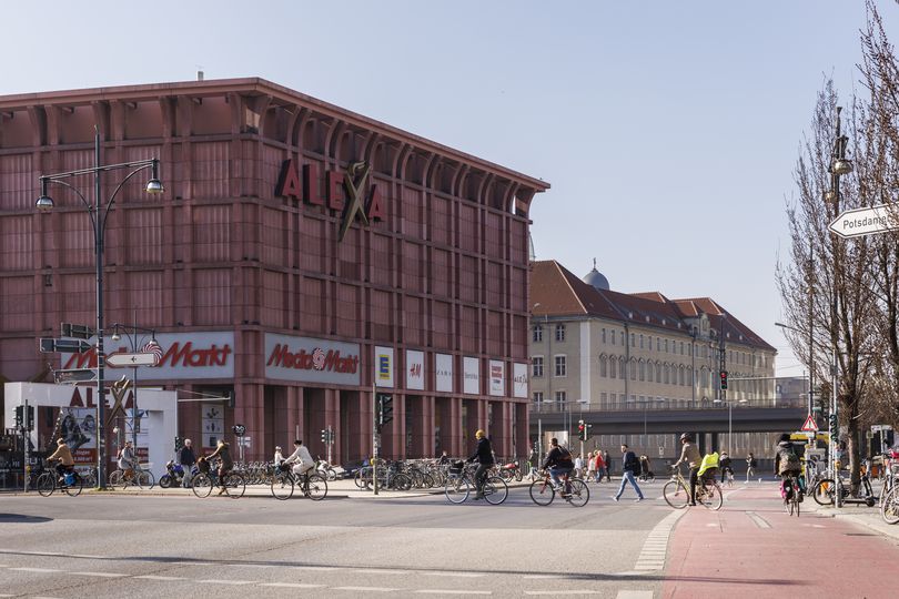 Fahrradfahrer vor dem Einkaufszentrum Alexa in Mitte