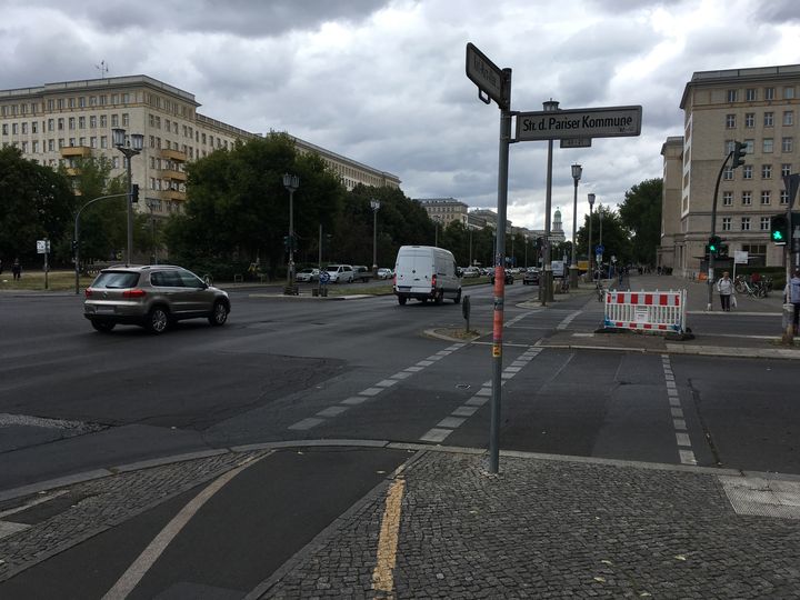 Radfahrstreifen Karl-Marx-Allee Ecke Str. der Pariser Kommune