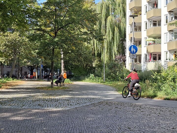 Fahrradfahrerin auf dem Nikolsburger Platz