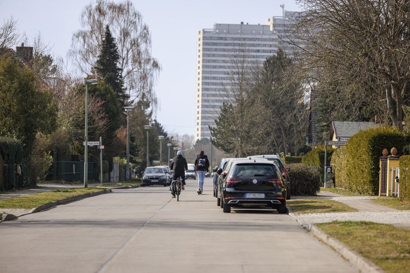 Fahrradfahrer in einer wenig befahrenen Nebenstraße in Marzahn-Hellersdorf