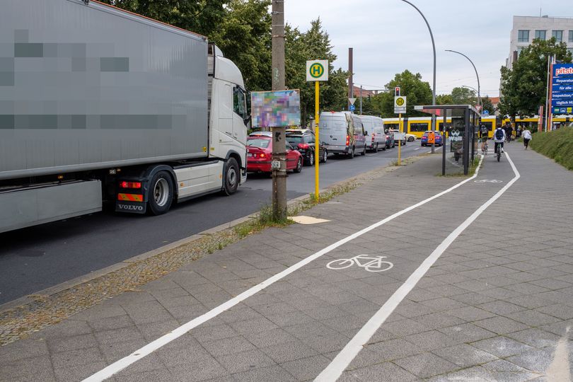 Baulich getrennter Radweg an Ostseestraße entlang Busstation