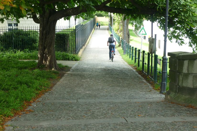 Radfahrer und zu Fuß Gehende auf Paulstraße/Lutherbrücke