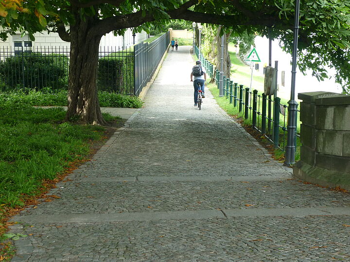 Radfahrer und zu Fuß Gehende auf Paulstraße/Lutherbrücke