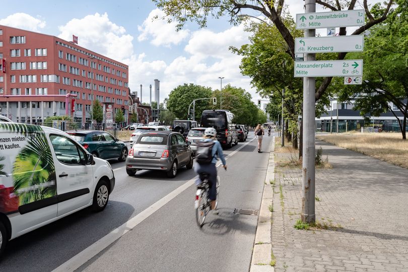 Fahrradfahrende auf Radfahrstreifen neben Kfz-Verkehr