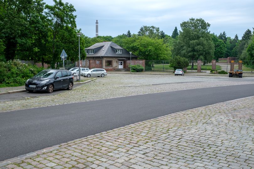 asphaltierter Weg vor einem Friedhofsgelände in Berlin-Lichtenberg