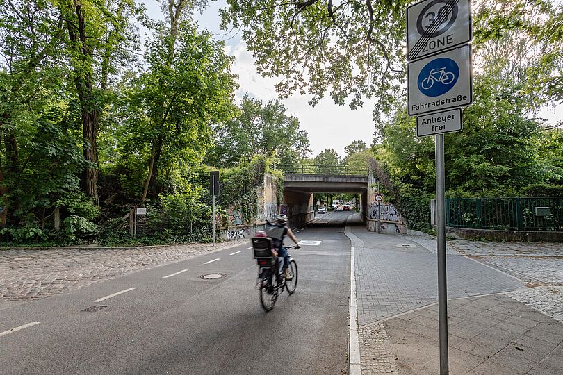 Radfahrende auf einer Fahrradstraße, die durch ein Tunnel führt.