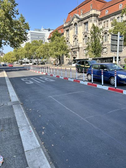 Geschützter Radfahrsteifen und Busspur auf Hardenbergstraße.