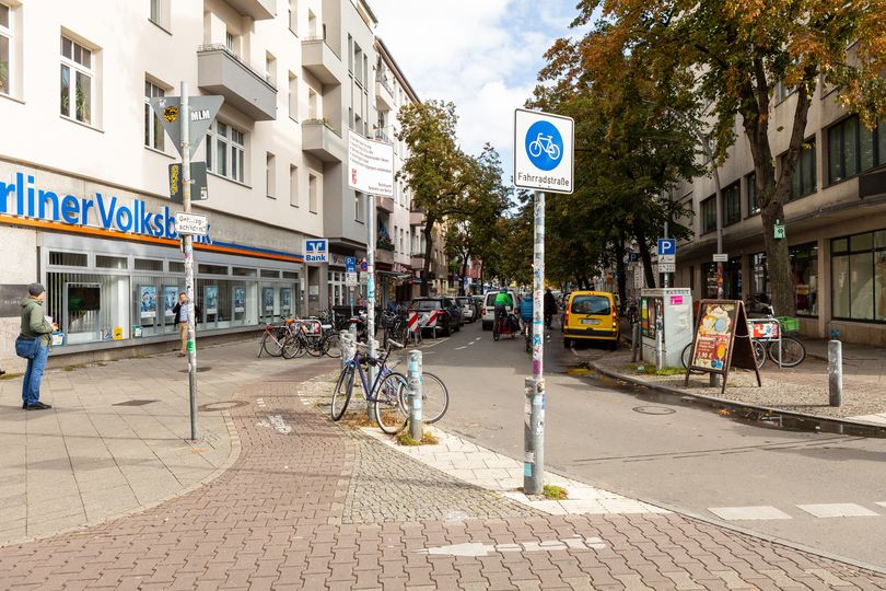 Beschilderung Fahrradstraße auf Weserstraße Ecke Kottbusser Damm