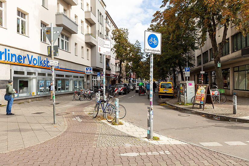 Beschilderung Fahrradstraße auf Weserstraße Ecke Kottbusser Damm