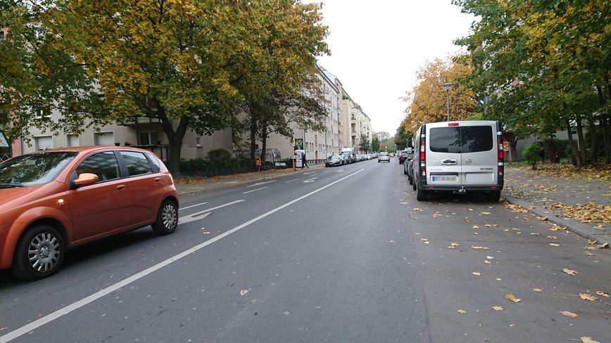 Befahrene Modernsohnstraße mit seitlich parkenden Autos