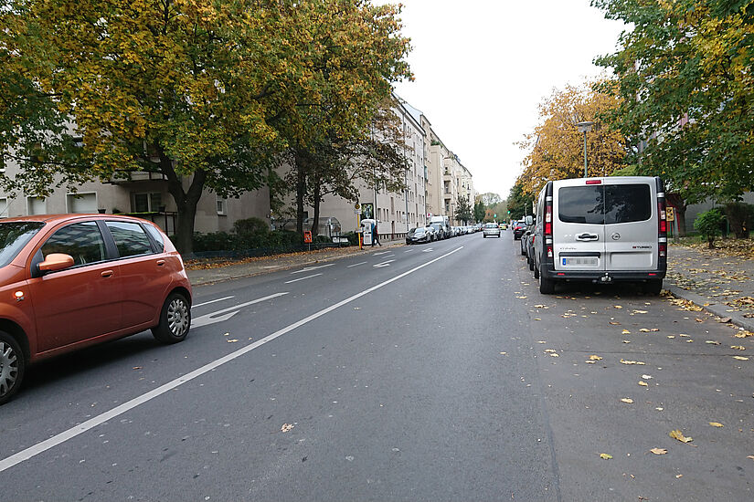 Befahrene Modernsohnstraße mit seitlich parkenden Autos