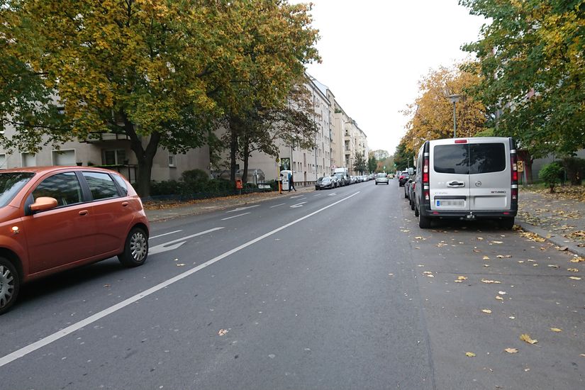 Befahrene Modernsohnstraße mit seitlich parkenden Autos