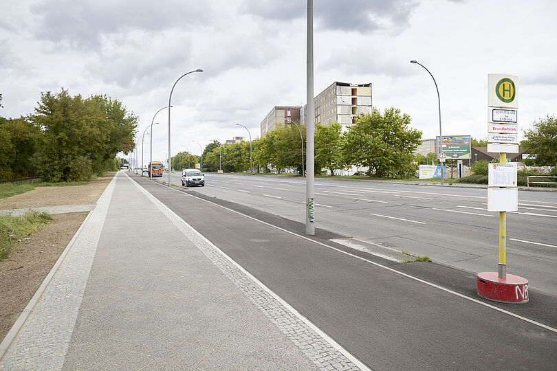 Asphaltierter Hochbordradweg