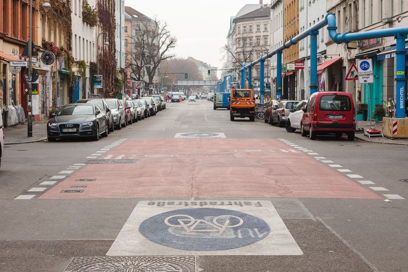 Ausgewiesene Fahrradstraße mit Piktogrammen Mariannenstraße