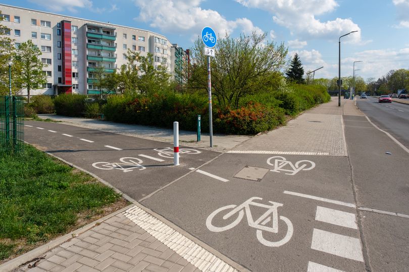 Zweirichtungsradweg mit Fahrradpiktogrammen und einem Modalfilter für Autos.