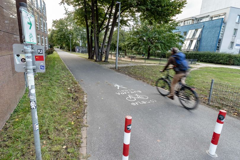 Fahrradfahrer fährt auf gemeinsamen Fuß- und Gehweg