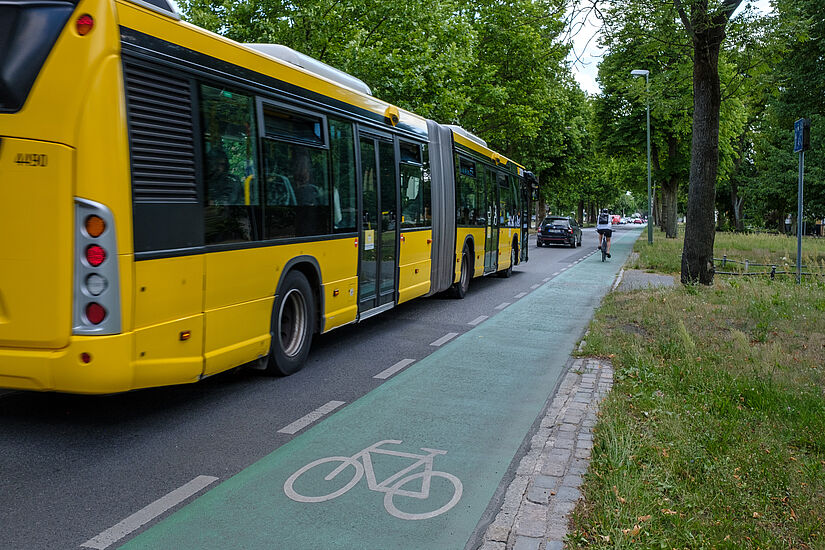 Radfahrstreifen mit Grünbeschichtung mit Kfz- und Busverkehr daneben
