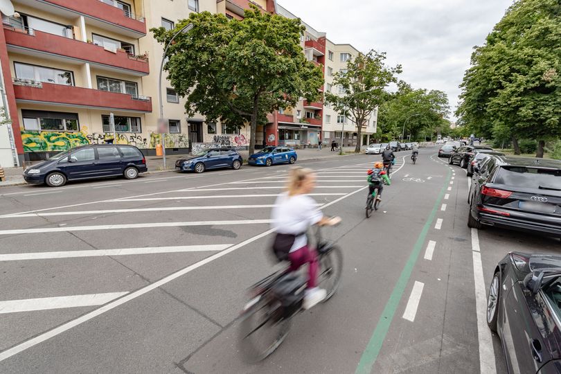 Radfahrender auf Fahrradstraße Triftstraße