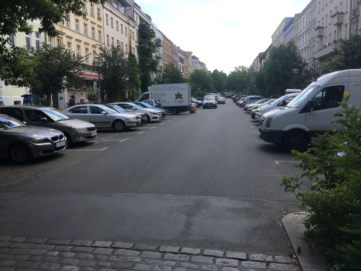 Einblick Oderberger Straße mit vielen parkenden Autos