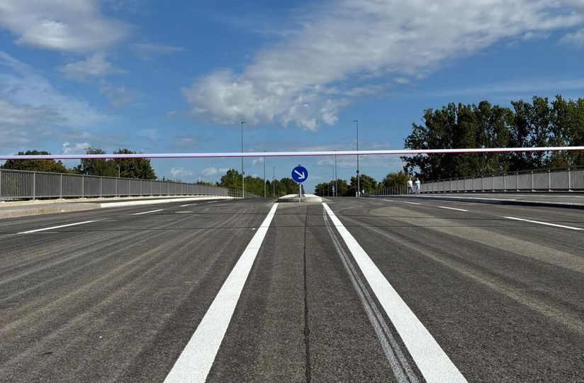 Blick auf den Querschnitt einer neuen Brücke mit Fahrstreifen für Auto- und Radverkehr, Mittelinsel zum Queren