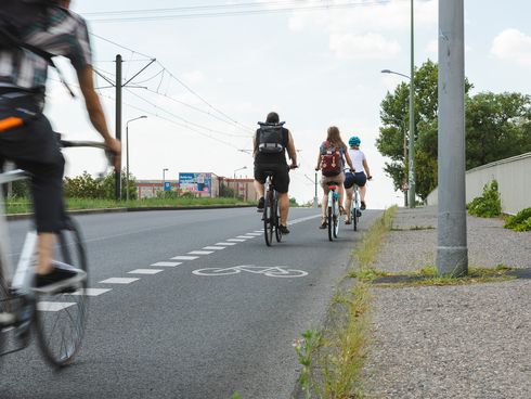 Radfahrende auf Allee der Kosmonauten