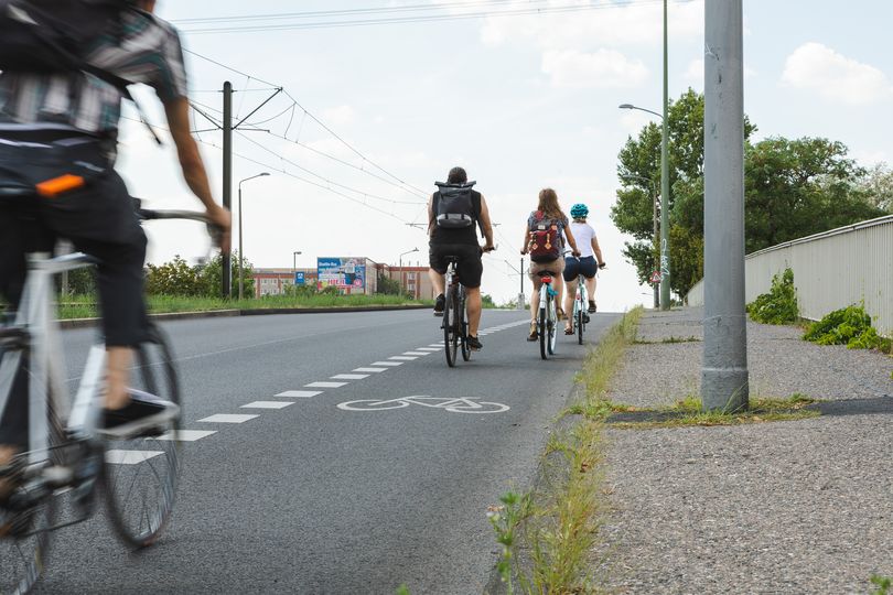 Radfahrende auf Allee der Kosmonauten