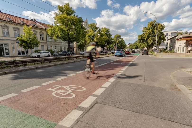 Fahrradfahrer auf einem grün und rot markiertem Radstreifen