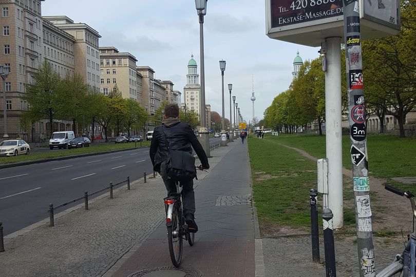 Radfahrer auf Radweg Frankfurter Allee