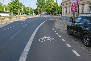 auf Fahrbahn markierter Radfahrstreifen mit Fahrradpiktogramm