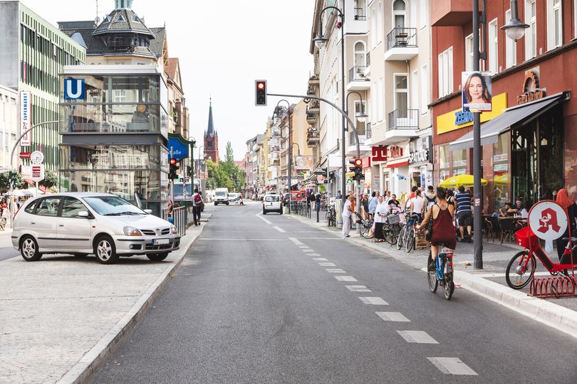 Radfahrstreifen auf Karl-Marx-Straße in Berlin Neukölln